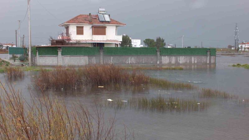 Balıkesir’in Burhaniye ilçesinde sağanak etkili oldu, yazlık evleri ve tarım