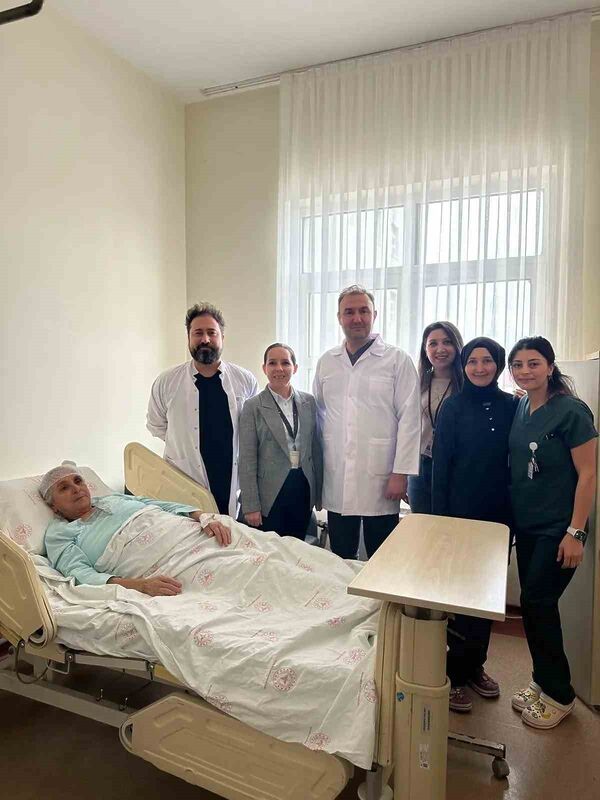 Balıkesir’in Bandırma ilçesinde, beyin tümörü tanısı konulan 72 yaşındaki kadın