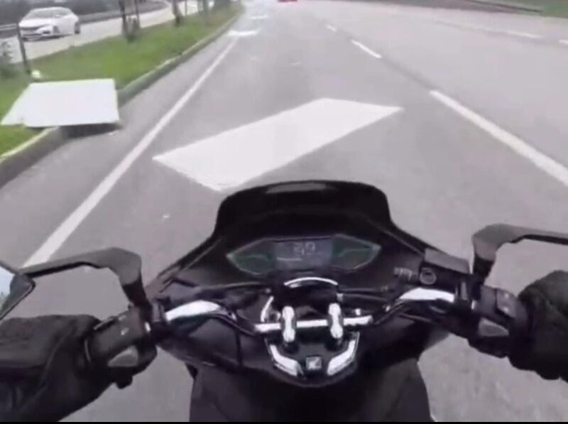 Balıkesir’in Bandırma ilçesinde seyir halindeki bir kamyonetin kasasındaki alçıpanların yola