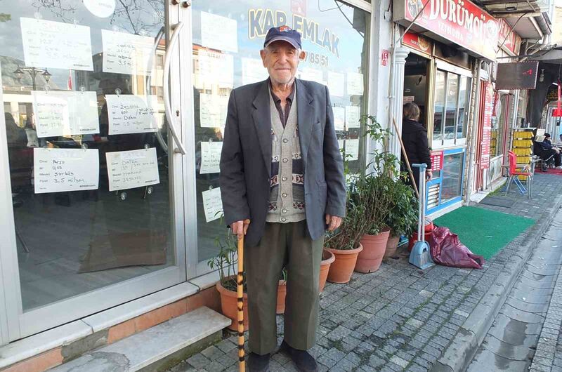 Burhaniye ilçesinde yaşayan 97 yaşındaki Hasan Deniz Gündoğan, Atatürk’ün Burhaniye’yi