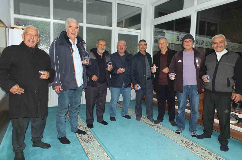 Burhaniye ilçesinde, Ramazan ayında özellikle teravih namazlarında camiler dolup taşarken,