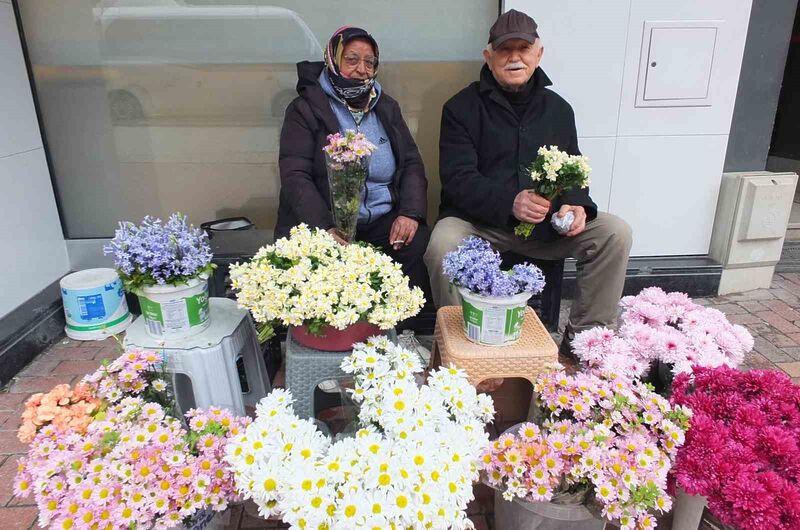 Burhaniye ilçesinde, çiçekçiler 14 Şubatta kullanacak Sevgililer Gününü bekliyor. 35