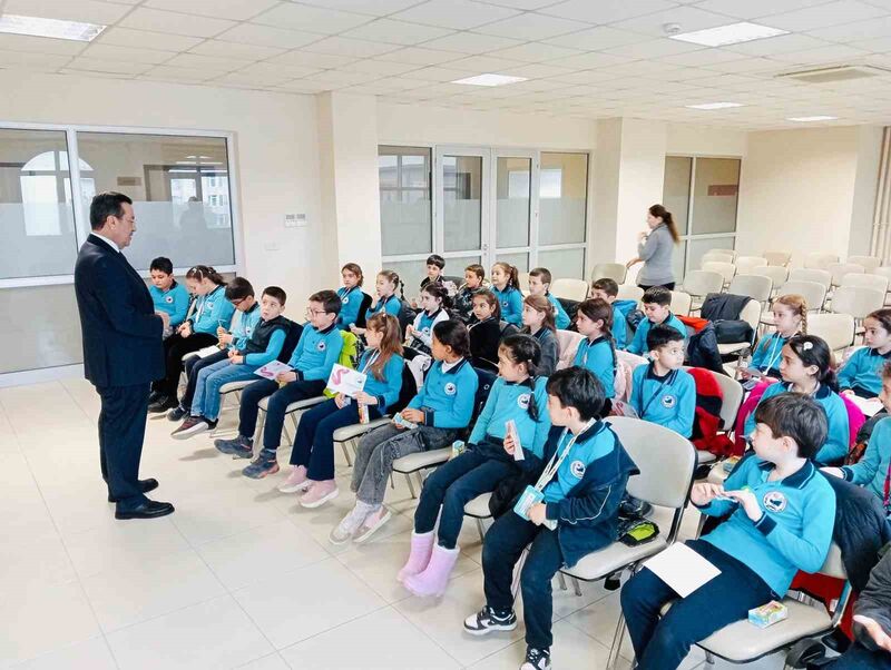 Burhaniye ilçesinde, Kaymakam Cumali Atilla, Mehmet Akif Ersoy ilkokulu öğrencilerini