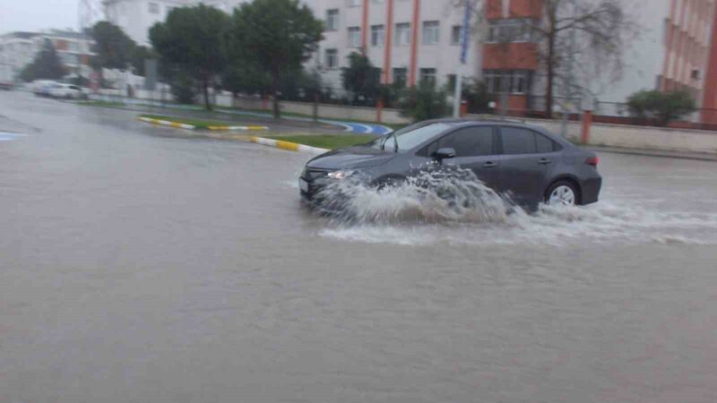 Burhaniye ilçesinde, öğlen saatlerinde etkili olan sağanak nedeniyle yollar göle