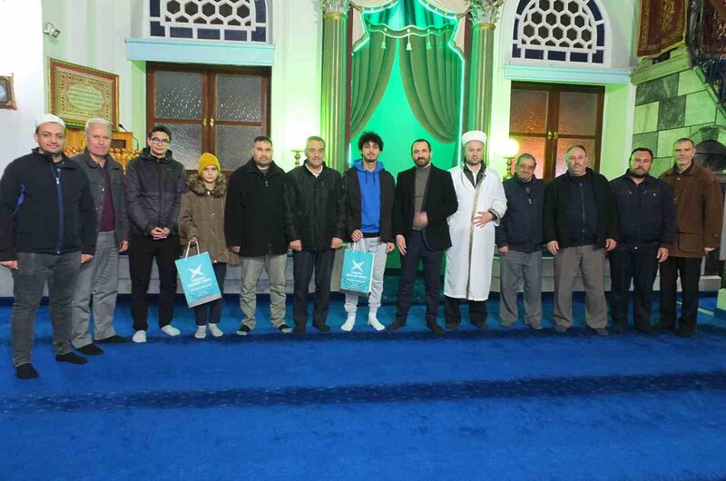 Burhaniye’de Türkiye Gençlik Vakfı’nın düzenlediği Sabah Namazı Buluşması Kocacamide yapıldı.