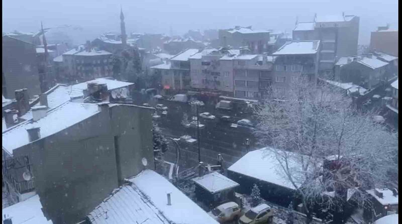 Balıkesir’in Dursunbey ilçesinde yüksek kesimlerde etkili olan kar yağışı bu