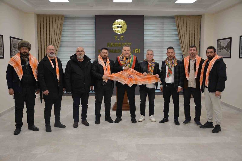 Edremit Yörükleri Kültür ve Dayanışma Derneği yönetimi, Kaymakam Odabaş’ı makamında