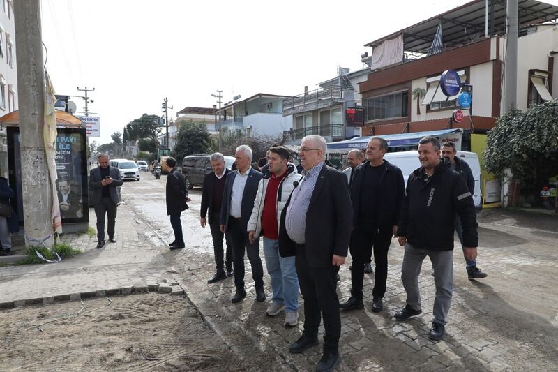 Edremit Belediye Başkanı Mehmet Ertaş, ilçenin dört bir yanında devam