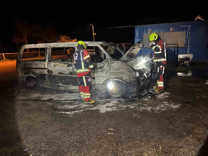 Balıkesir’in Erdek ilçesinde park halindeki araçların bulunduğu alanda çıkan yangın