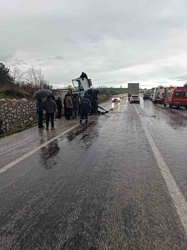 Balıkesir’in Gönen ilçesinde yağış nedeniyle kayganlaşan yolda kontrolden çıkan kamyonun