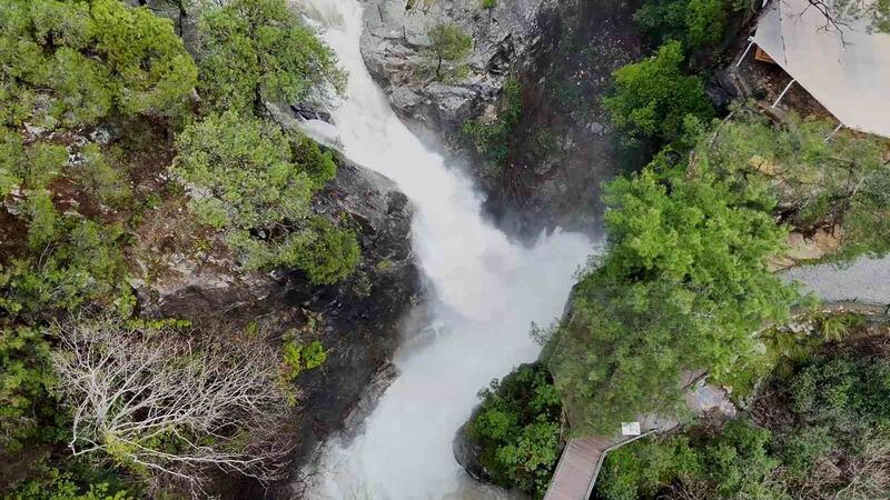 Kazdağlarında iki gündür etkili olan sağanak yağışlar nedeniyle bölgede bulunan