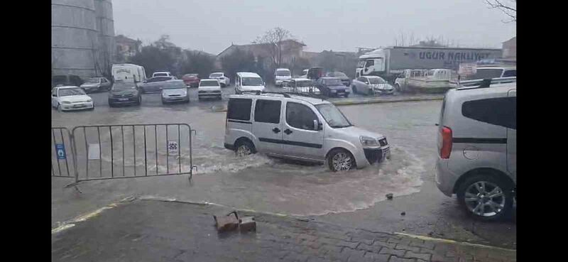 Balıkesir’de 5 dakika sağanak şeklinde yağan yağmur şehrin bazı noktalarında