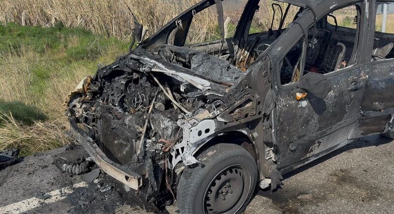 Balıkesir’in Bandırma ilçesinde seyir halindeyken alev alan otomobil tamamen yanarak