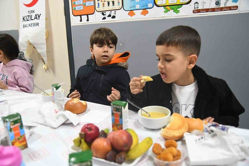 Sındırgı’da minik yürekler aynı sofrada buluştu. Balıkesir’in Sındırgı ilçesinde Ramazan