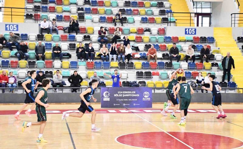 Balıkesir’de düzenlenen U14 Erkekler Basketbol Bölge Şampiyonası, oynanan karşılaşmalarla start