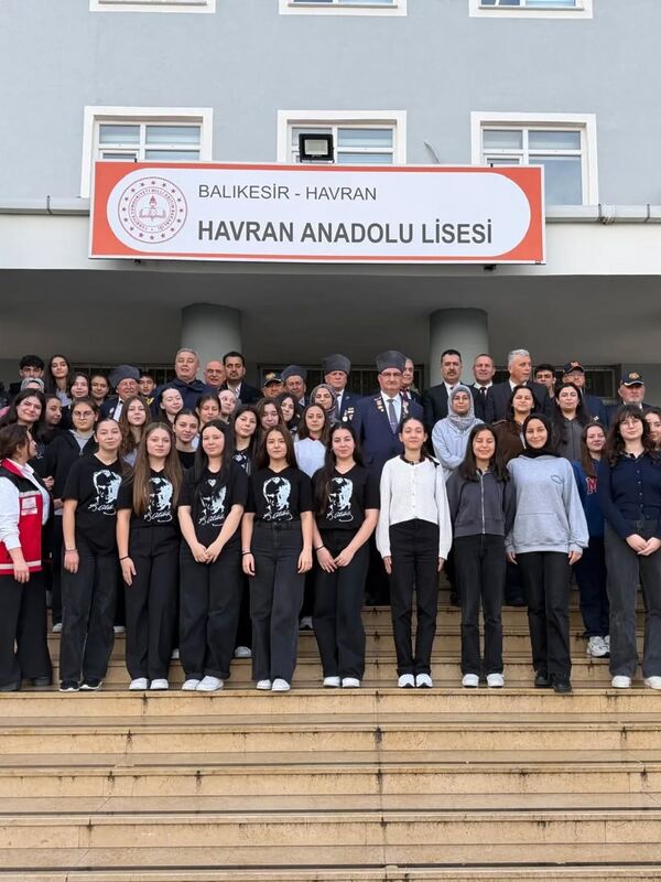 Havran Anadolu Lisesi konferans salonunda düzenlenen “Vatan ve Kahramanlık Buluşmaları”