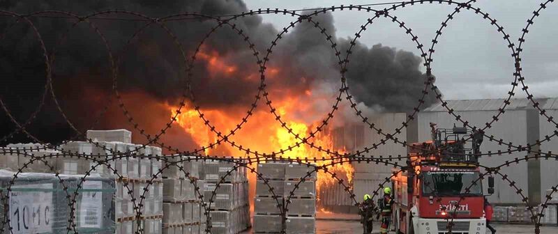 Balıkesir’de bir yapı market işyerinin depo kısmında çıkan yangın kısa