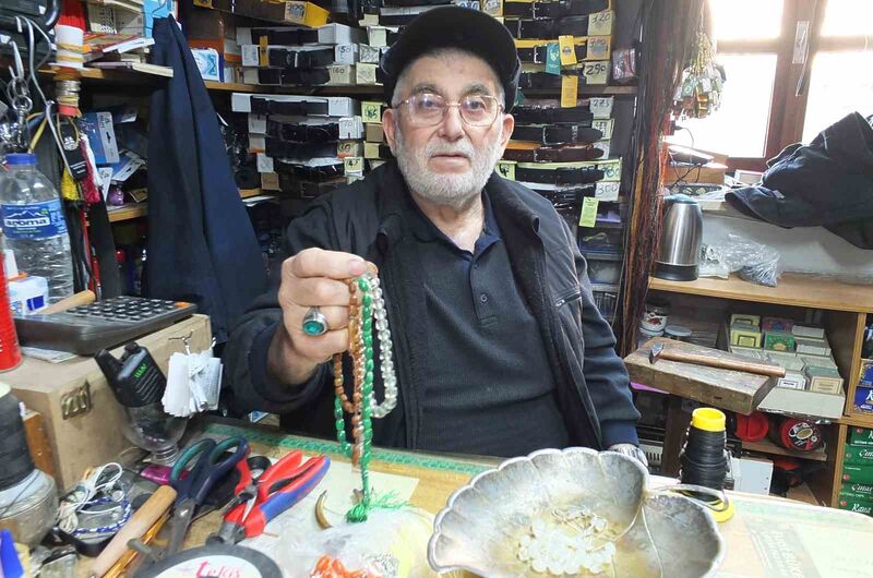 Burhaniye ilçesinde, 71 yaşındaki Cevat Büke tespih dizerek para kazanıyor.