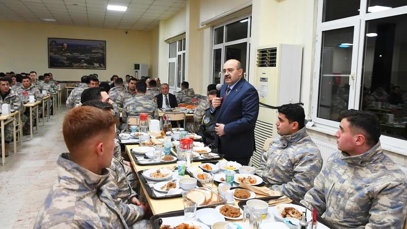 Balıkesir Valisi İsmail Ustaoğlu, vatan savunmasının kahraman neferleri Mehmetçiklerle iftar