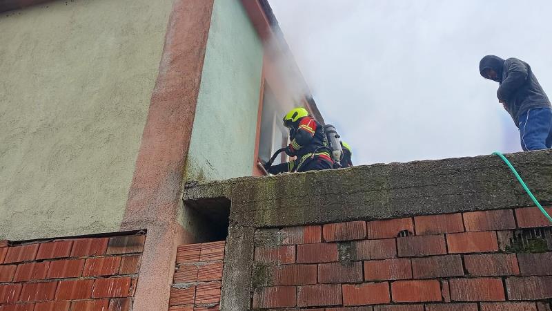 Balıkesir’in Altıeylül ilçesi Aynaoğlu Mahallesi’nde bir apartman dairesinde çıkan yangın