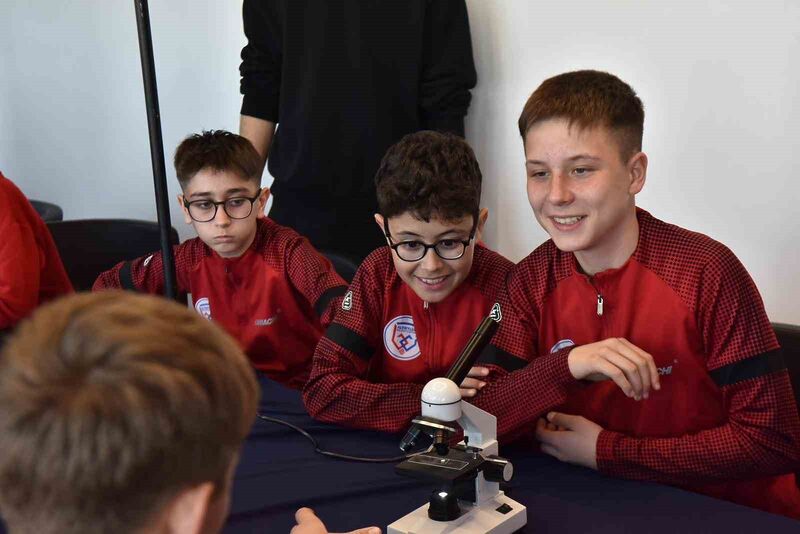 8-14 Mart Bilim ve Teknoloji Haftası kapsamında Altıeylül Belediyespor sporcuları,