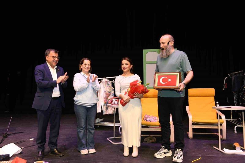 Altıeylül Belediyesi kültür ve sanat etkinlikleri kapsamında düzenlenen tiyatro gösterisi,