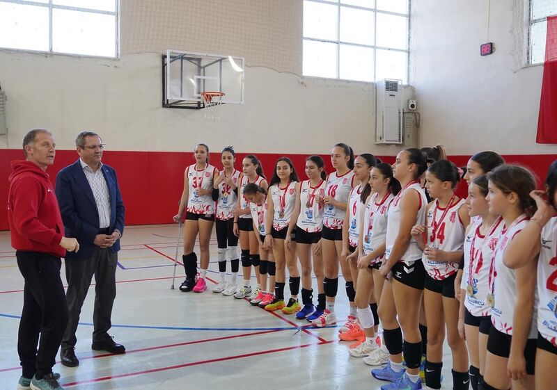 Balıkesir’in Ayvalık ilçesinde; Belediye Başkanı Mesut Ergin, Ayvalıkgücü Belediyespor’un voleybol