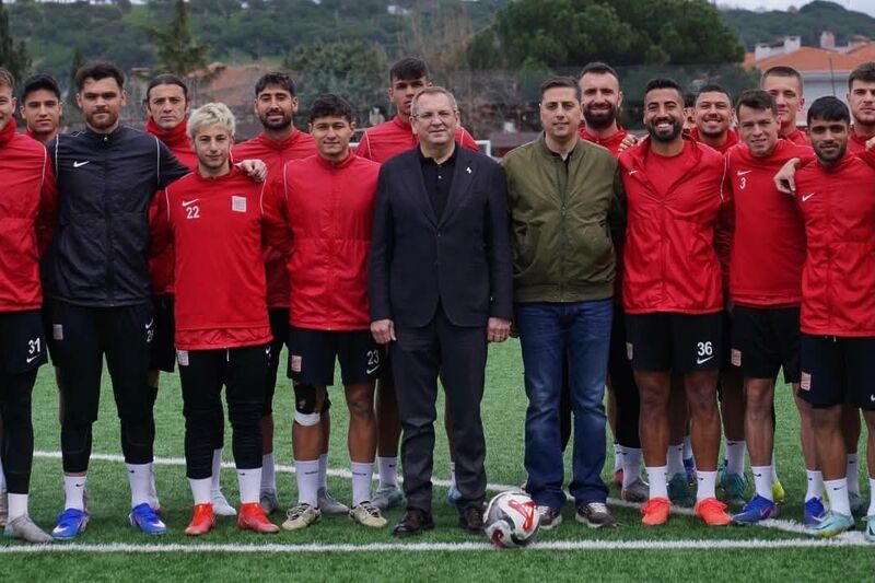 Balıkesir’in Ayvalık ilçesinde; Belediye Başkanı Mesut Ergin, Ayvalıkgücü Belediyespor’un antrenmanını