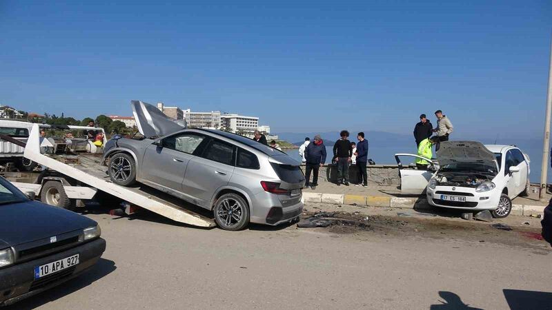 Balıkesir’in Ayvalık ilçesinde iki otomobilin çarpışması sonucunda meydana gelen trafik