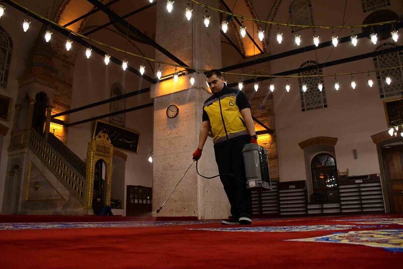 Balıkesir Büyükşehir Belediyesi, yaklaşan Ramazan Bayramı öncesinde il genelinde temizlik