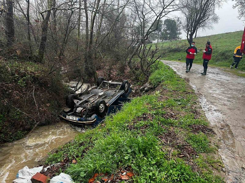 Balıkesir’in Sındırgı ilçesinde dere içerisinde ters dönmüş otomobil ve 50