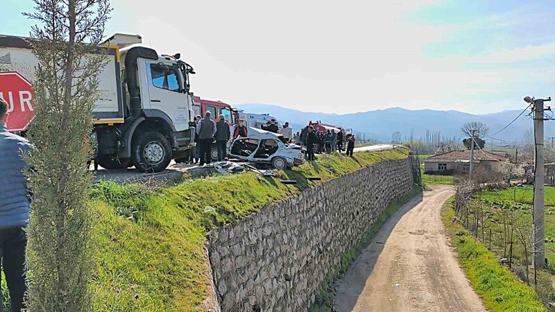 Balıkesir’in Sındırgı ilçesinde kamyon ile otomobilin çarpışması sonucu 1 kişi