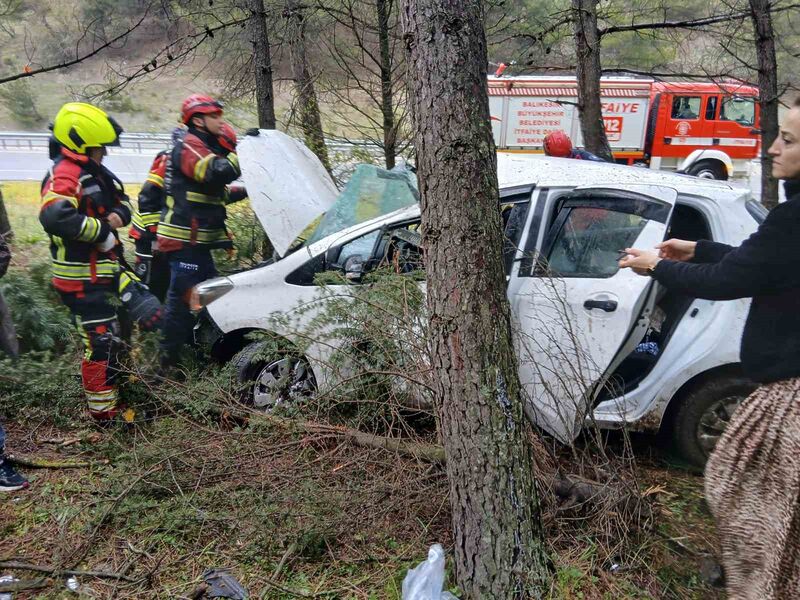 Balıkesir’de sürücüsünün direksiyon hâkimiyetini kaybettiği otomobil ormanlık alana uçtu. Araçta