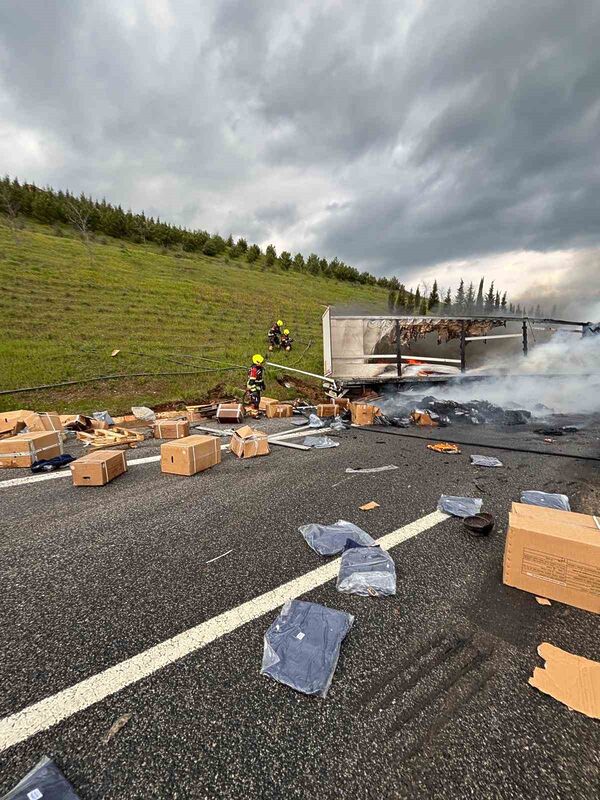 Balıkesir-İstanbul-İzmir yolu üzerinde bariyerlere çarpan tırın alev aldığı kazada 2