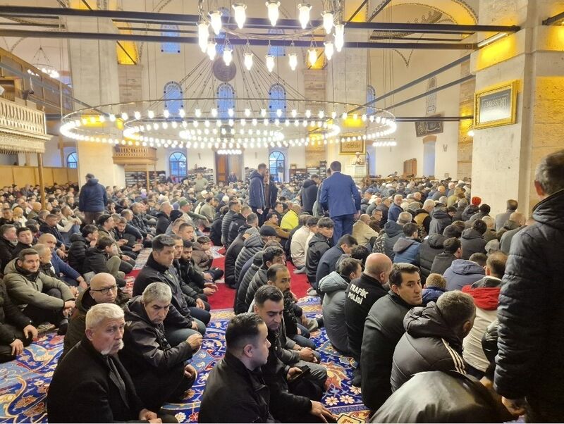 Balıkesir’deki tarihi Zağnospaşa Camii’nde vatandaşlar ve il protokolü önce bayram