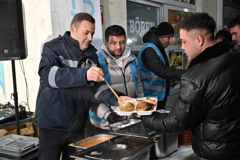Balıkesir Büyükşehir Belediye Başkanı Ahmet Akın, sahurunu Balıkesir Meyve ve