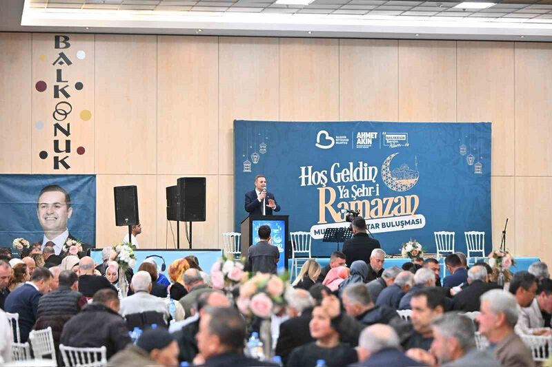 Muhtarlarla iftarda bir araya gelen Balıkesir Büyükşehir Belediye Başkanı Ahmet