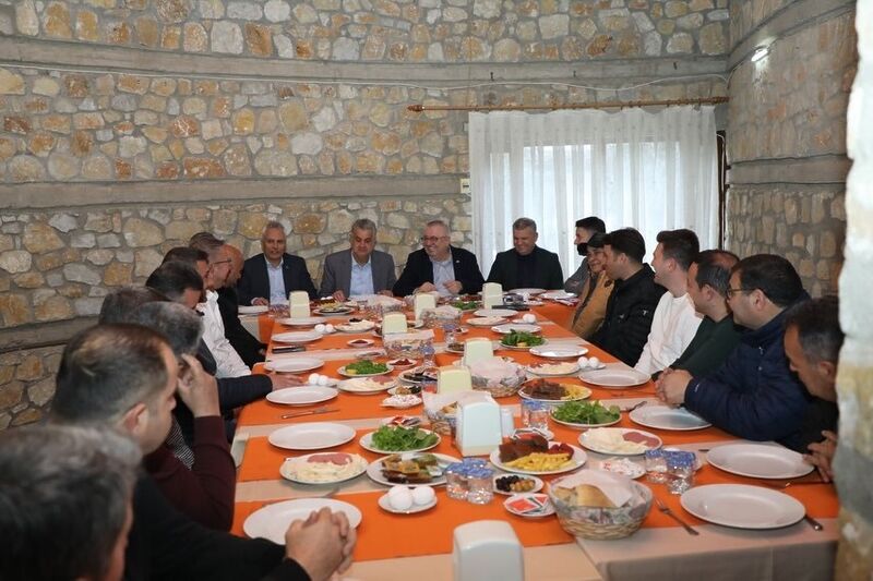 Balıkesir’in Edremit ilçesinde Belediye Başkanı Mehmet Ertaş, belediye yönetim kadrosu