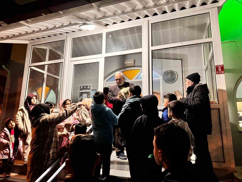 Bigadiç ilçesinde, çocukları camilere çekmek için etkinlikler devam ederken, İmamı