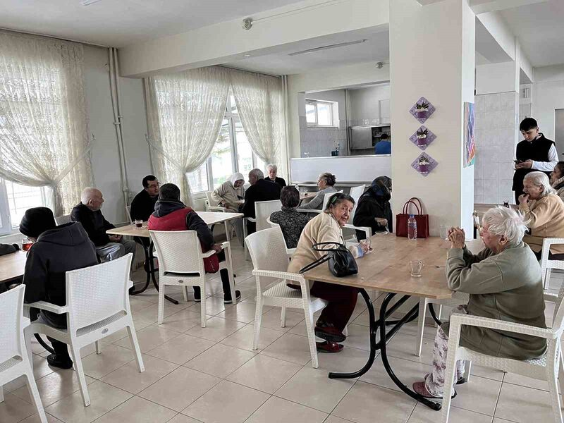 Burhaniye ilçesinde, Halk İnisiyatifi, 18-24 Mart Yaşlılara Saygı Haftası kapsamında