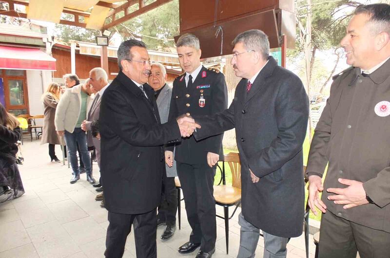 Burhaniye ilçesinde, Şehit Turhan Bayraktar Parkındaki bayramlaşma töreni yüzlerce vatandaşı