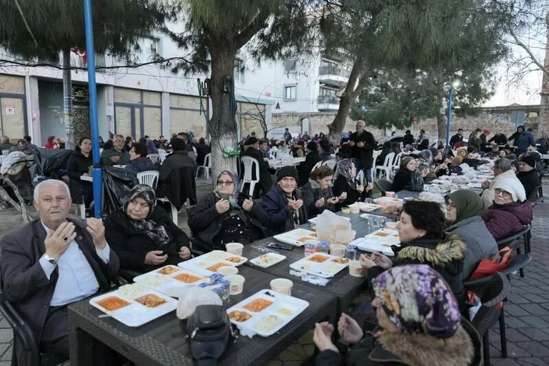 Burhaniye ilçesinde, asırlık toplu iftar geleneği devam ediyor. Geleneksel hale