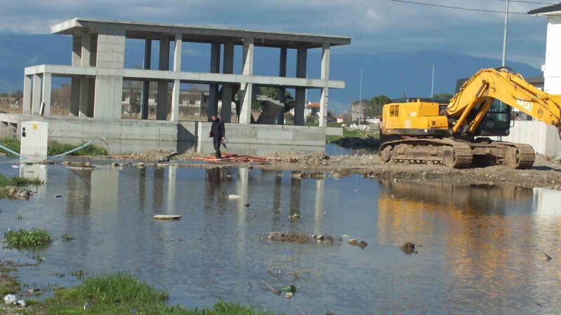 Burhaniye ilçesinde, Ören Altınyol Caddesinde, aşırı yağışlarda kanalizasyon sisteminin zarar
