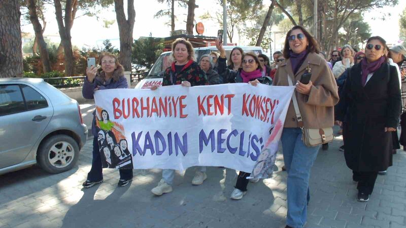 Burhaniye ilçesinde, Dünya Emekçi Kadınlar Günü kutlaması renkli görüntülere sahne