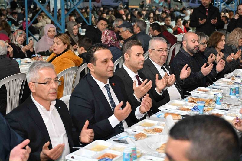 Balıkesir Büyükşehir Belediye Başkanı Ahmet Akın, Edremit’te binlerce kişiyle aynı