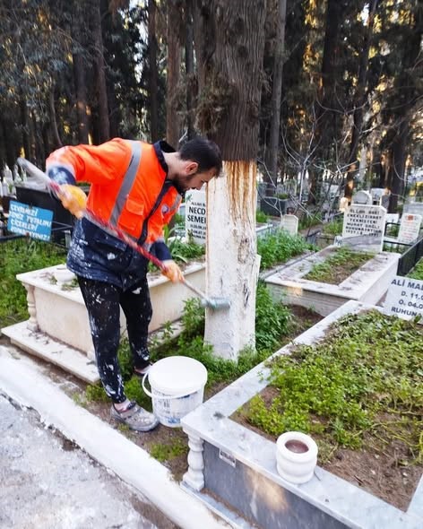 Balıkesir’in Edremit Belediyesi, Ramazan Bayramı öncesi ilçe genelindeki mezarlık ve