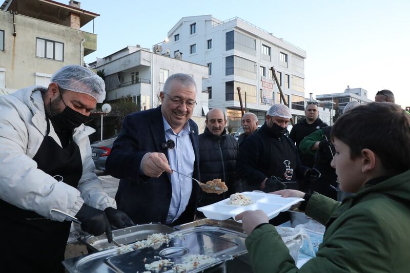 Balıkesir’in Edremit Belediyesi Ramazan ayı dolayısıyla başlattığı iftar yemeklerinde, ilçenin