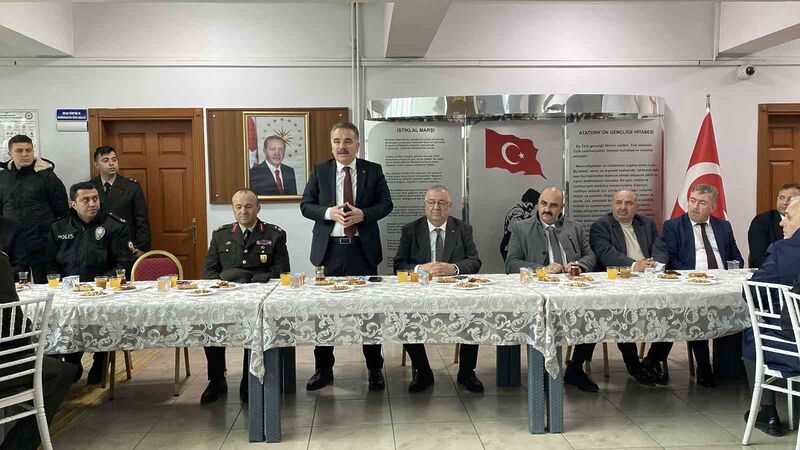 Balıkesir’in Edremit ilçesinde Ramazan Bayramı’nın 1. günü dolayısıyla protokol bayramlaşma