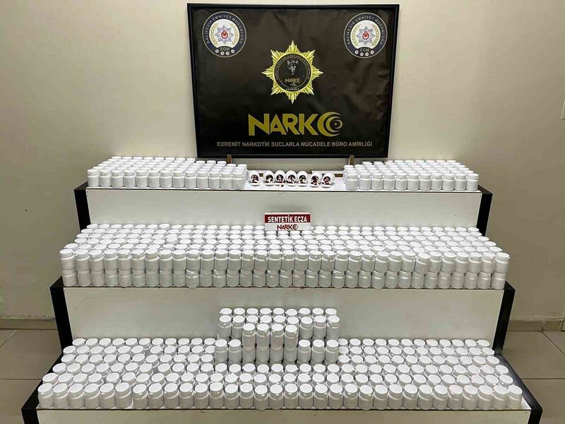 Balıkesir’de durdurulan bir araçta yapılan aramada 42 bin 600 adet