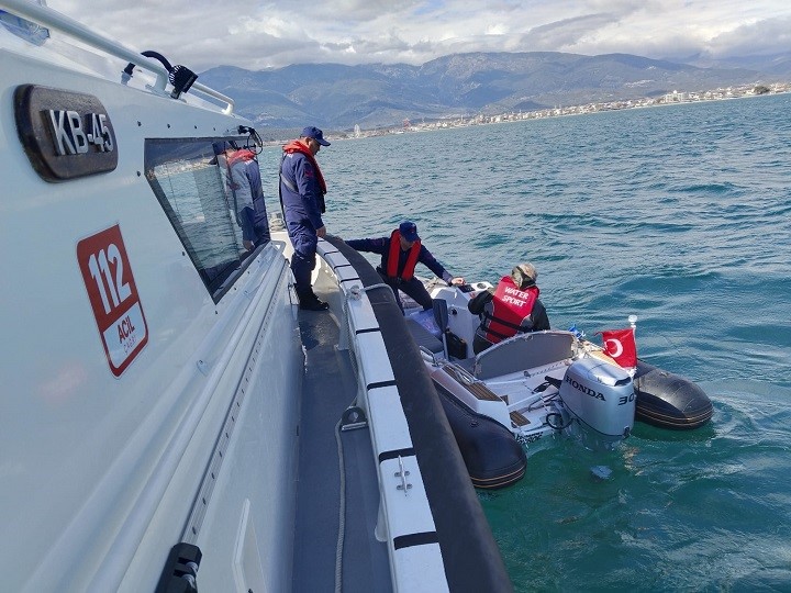 Balıkesir’in Edremit ilçesinde pervanesine halat dolanan lastik botun sürüklenmesi ile